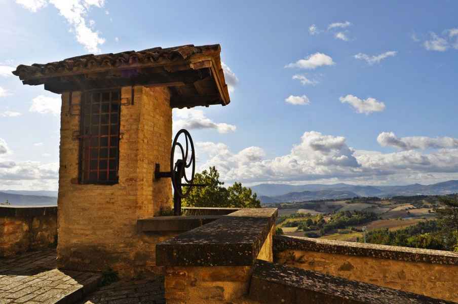 Montone famoso borgo medievale umbro. Bandiera Arancione